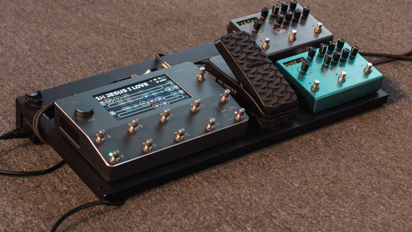 Pedalera de Victor Santiago con el Quad Cortex en tarima